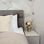 Bed and Breakfast Skynight 4*