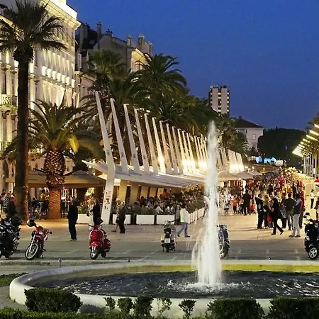 לינה וארוחת בוקר Skynight ספליט