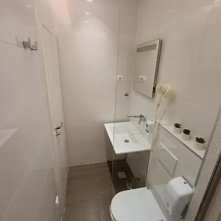 לינה וארוחת בוקר Skynight 4*